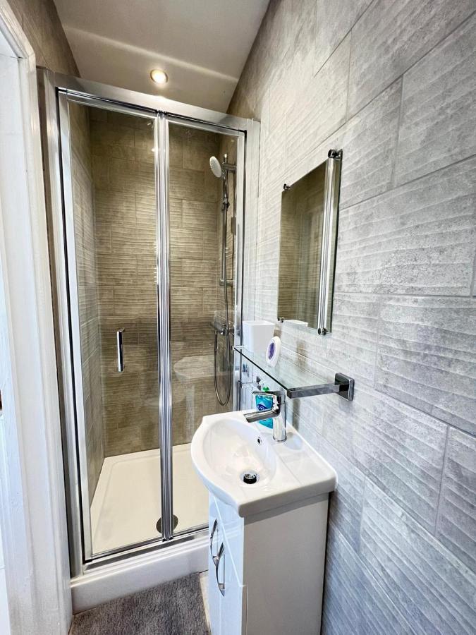 Northolt  New Self Contained Flat,In Hayes, Free Parking酒店 外观 照片