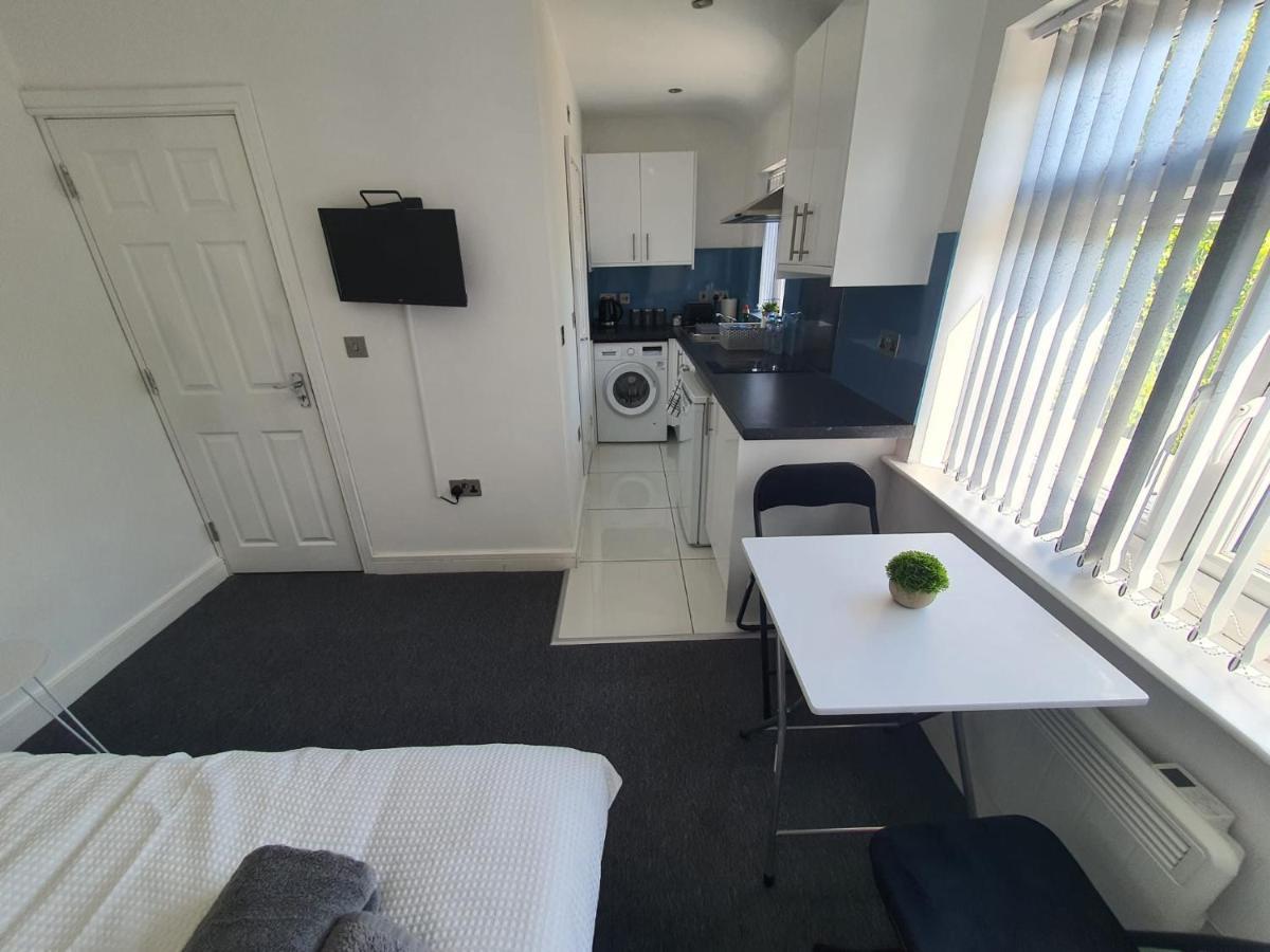 Northolt  New Self Contained Flat,In Hayes, Free Parking酒店 外观 照片