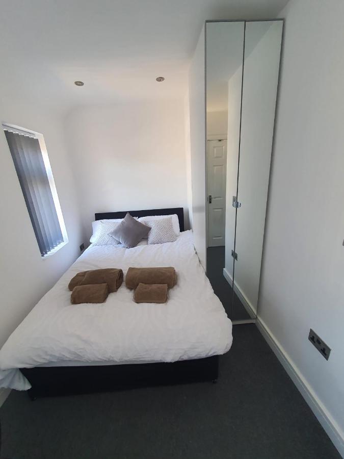 Northolt  New Self Contained Flat,In Hayes, Free Parking酒店 外观 照片